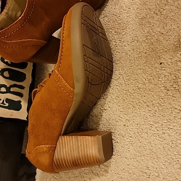 Shoes - Picture 3 of 3